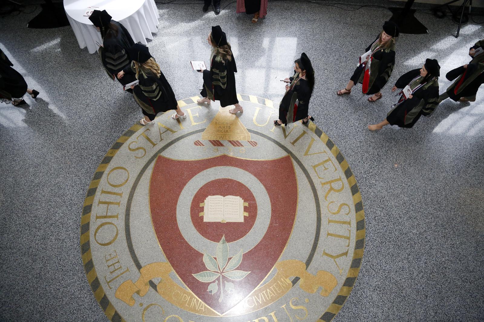 药学博士学生走过俄亥俄州立大学的校徽